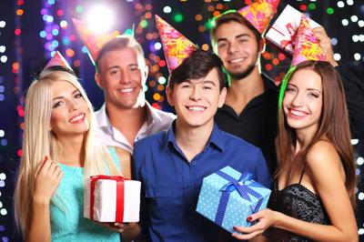 朋友生日聚會圖片-生日聚會送禮物的朋友們素材-高清圖片-攝影照片-尋圖 .