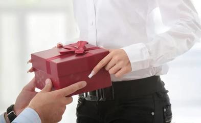 被領(lǐng)導(dǎo)提拔后,不要急著送禮,聰明人會用這3種方式表達(dá)感謝