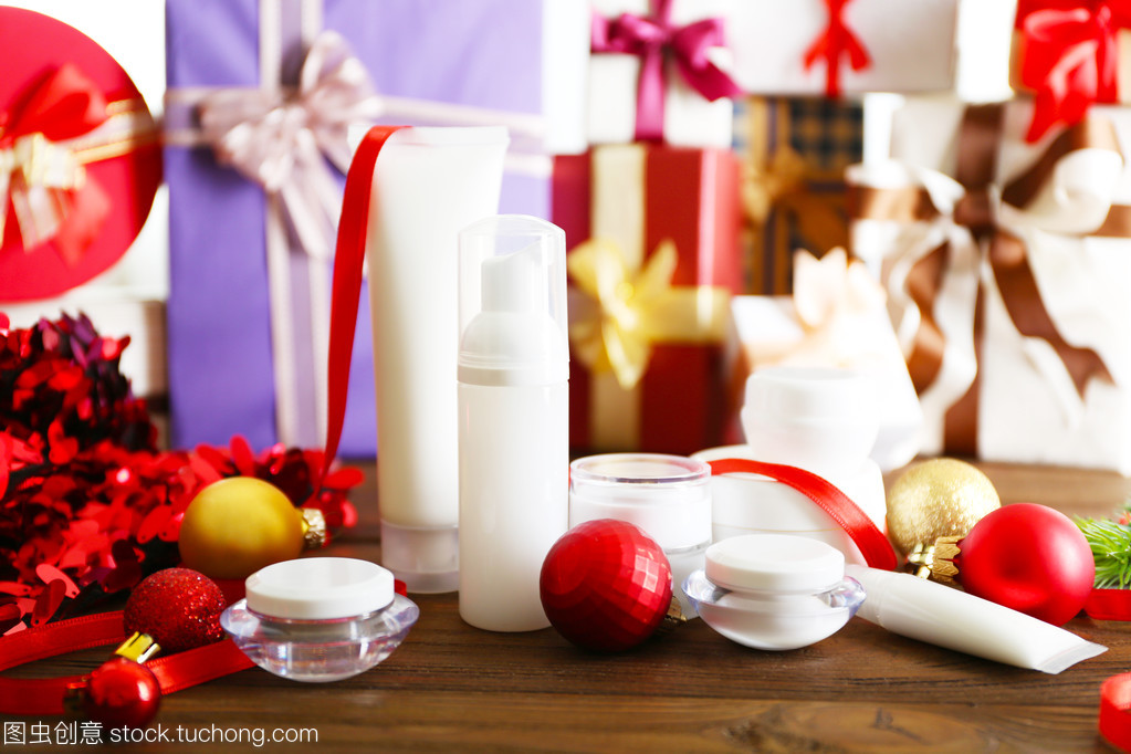 美容化妝品產品與模糊的禮品背景上的圣誕裝飾
