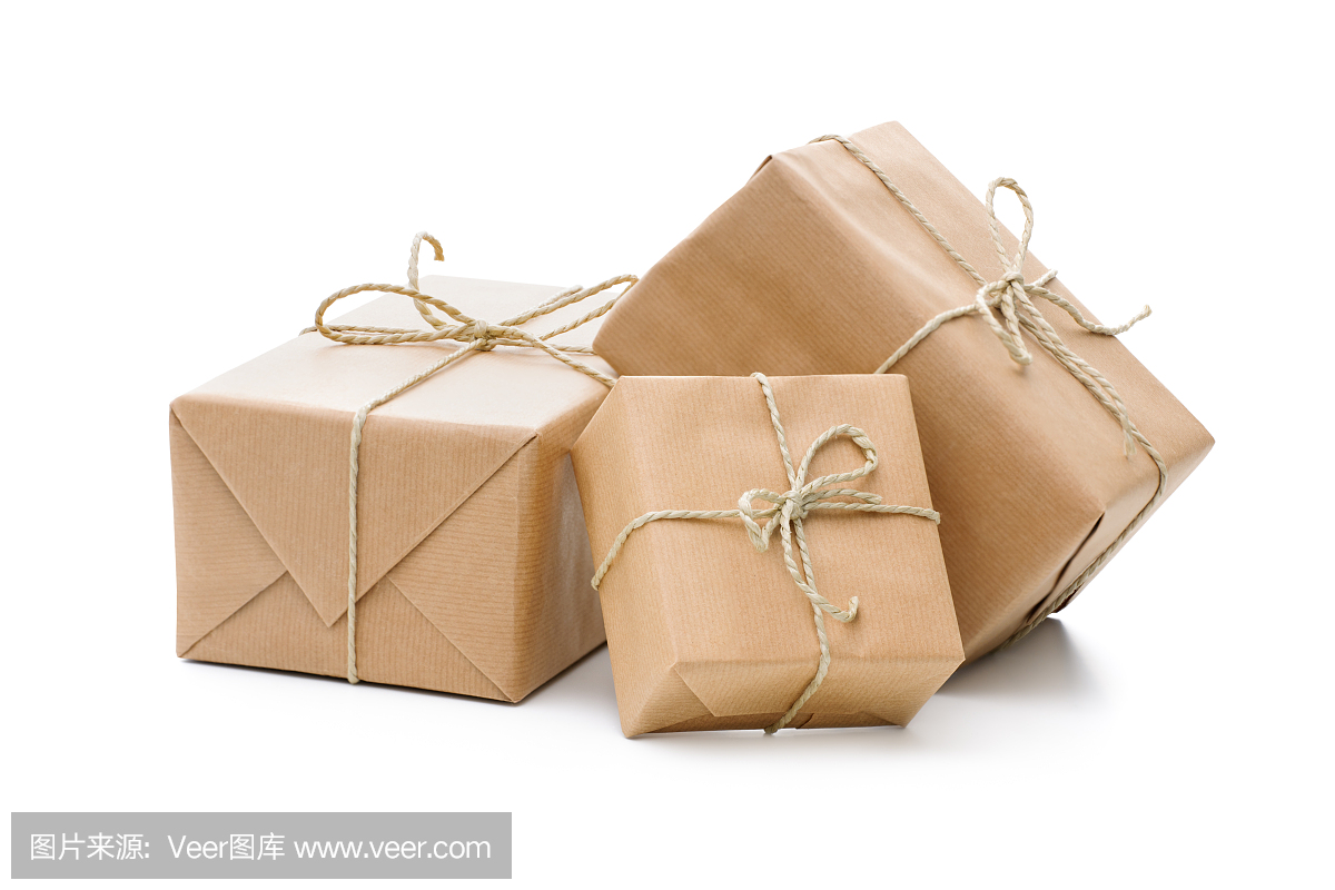 3個方形的禮物用牛皮紙包好,用細繩系好
