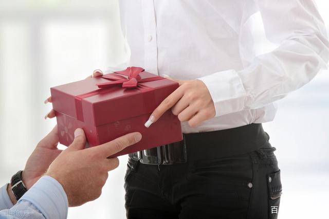 給領導送禮,沒有"該不該",只有"會不會",原來禮要這么送