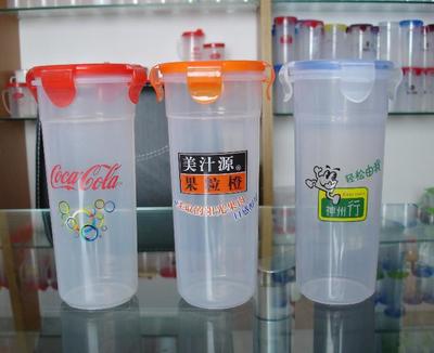 【廠家低價供應帶扣塑料密封杯 禮品印花塑料禮品杯 塑料水杯 杯子】價格,廠家,圖片,杯子,臺州市黃巖美都塑膠-